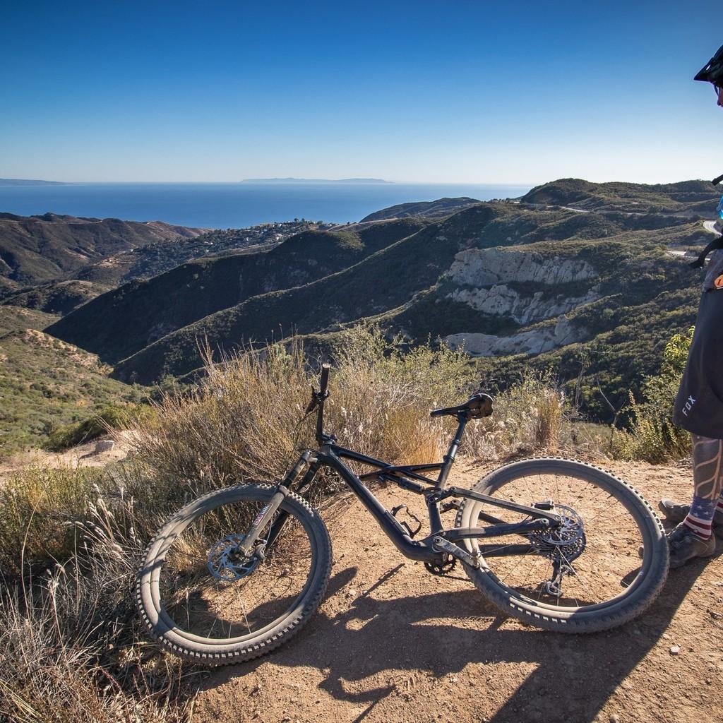Erleben Sie atemberaubende Trails mit dem SQlab Mountainbike. Perfekt für jeden Abenteurer in malerischem Gelände.