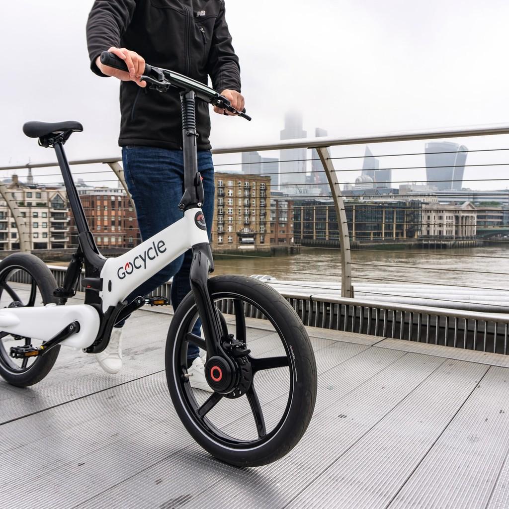 Entdecken Sie das stilvolle Gocycle G4i, ein faltbares E-Bike, ideal für städtische Abenteuer und Pendelstrecken.
