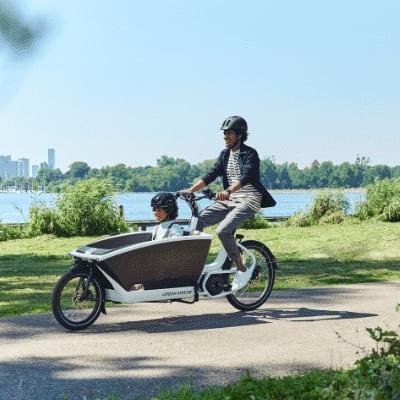 Familienausflug mit Lastenrad in Dietikon entlang eines Flusses