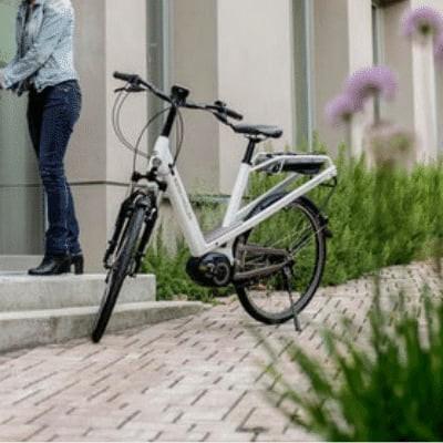 E-Bike vor Haustür mit automatischer Schaltung auf gepflastertem Weg