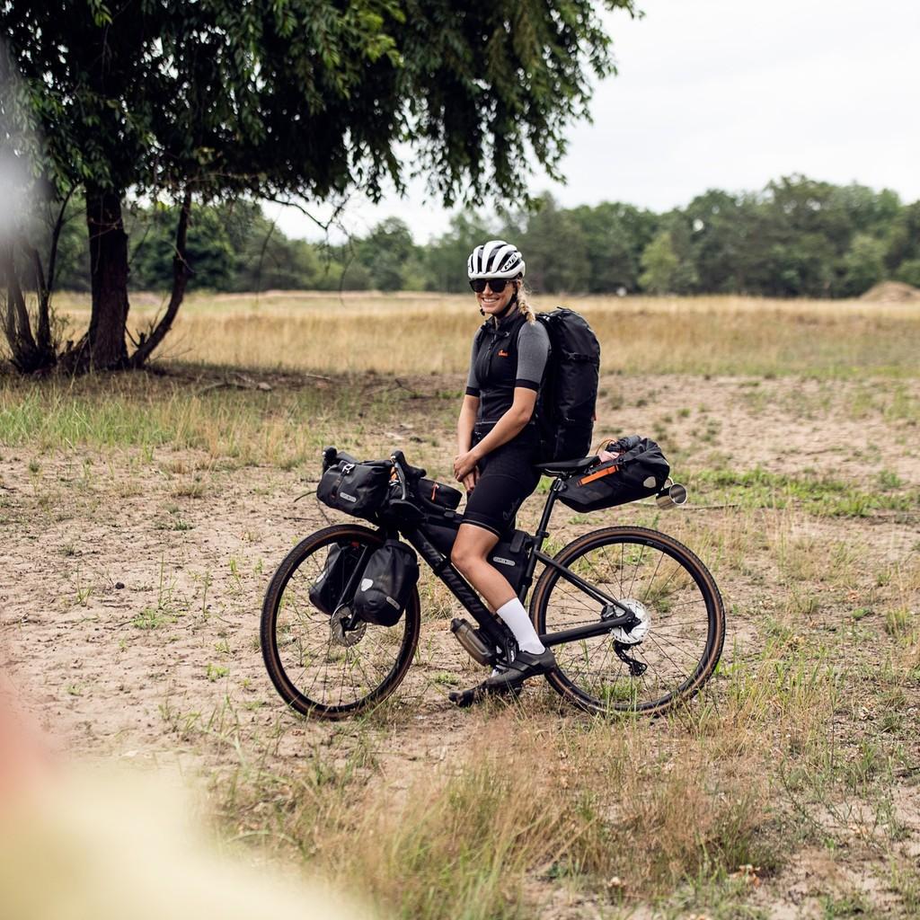 Entdecken Sie die Freiheit des Bikepackings mit dem RUE0120. Ideal für Abenteuer in der Natur und bestens ausgestat