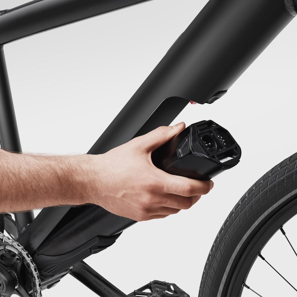 Eine Person entnimmt den Akku eines e-Bikes