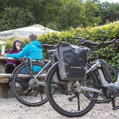 Ältere Menschen beim Fahrradkauf in einem Außenbereich