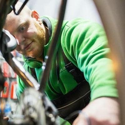 Mechaniker bei der Wartung eines E-Bikes im Service-Center