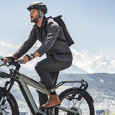 Mann auf Riese & Müller Superdelite E-Bike in bergiger Landschaft