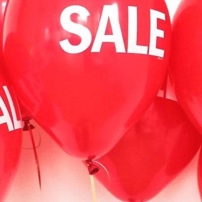 Rote Luftballons mit SALE und Prozentzeichen für Werbeaktionen