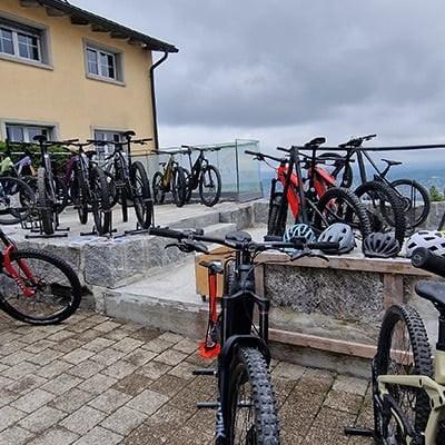 Mountainbikes bei Testveranstaltung in Dietikon vor Gebäude