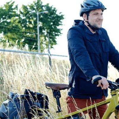 Riese & Müller E-Bike mit Fahrer in natürlicher Umgebung