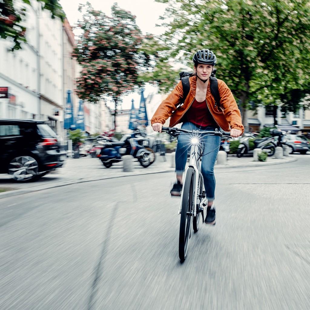 Erleben Sie die Freiheit und Geschwindigkeit eines modernen E-Bikes im urbanen Umfeld. Perfekt für Pendler und Aben