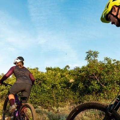 Mountainbiker auf Specialized E-Bikes in natürlicher Umgebung