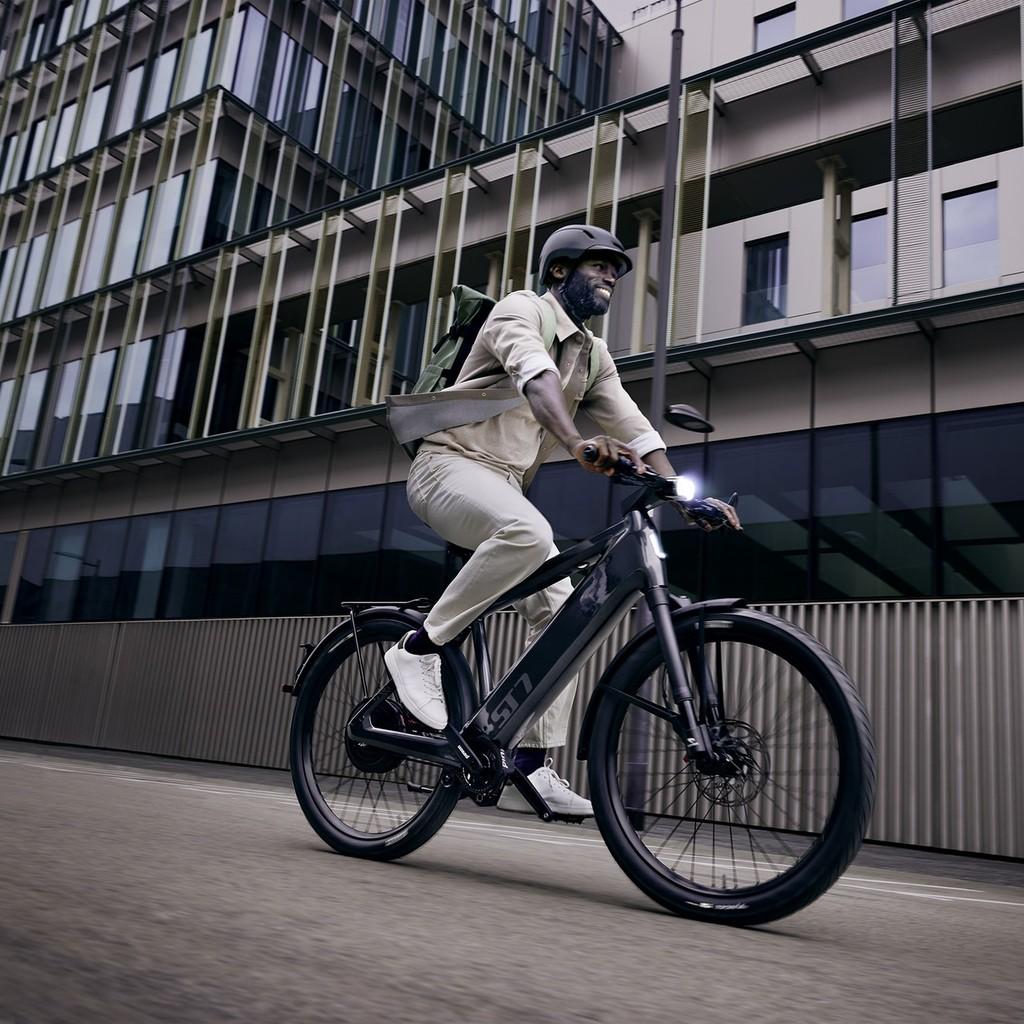 Entdecken Sie das ST7 E-Bike für dynamische Stadttouren. Stilvolles Design und modernste Technik für unvergessliche