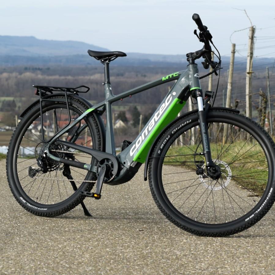 Entdecken Sie das Corratec MTC E-Bike vor malerischer Kulisse. Perfekt für Abenteuer und Alltag. Erleben Sie Komfor