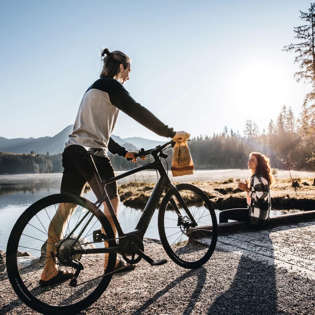 Genieße eine Fahrt am See mit einem stilvollen Fahrrad. Freizeit und Natur vereint in einem Bild.