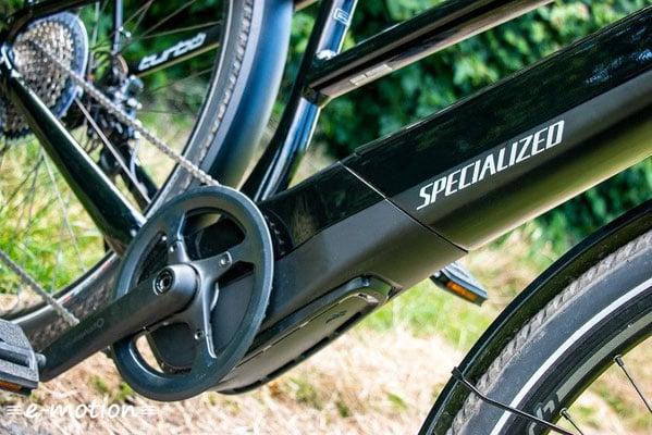 Nahaufnahme eines Specialized E-Bikes mit Kettenschaltung