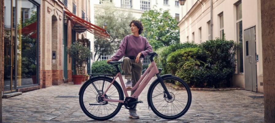 Person mit Riese & Müller E-Bike in urbanem Innenhof
