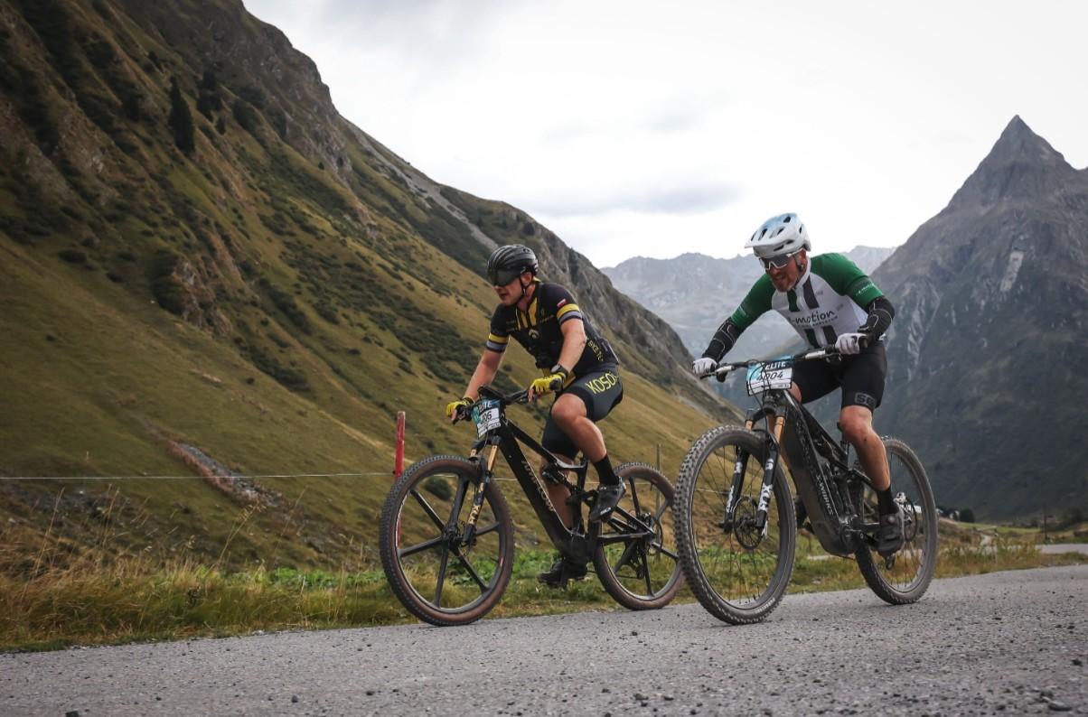 Zwei Männer feiern und zeigen das Peace-Zeichen bei der e-Bike WM in Ischgl.