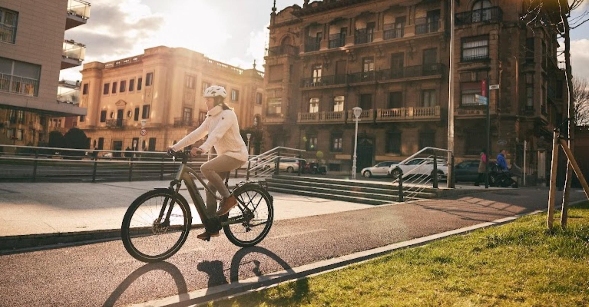 Frau fährt mit Liv Amiti E+ Trekking e-Bike den Fahrradweg entlang