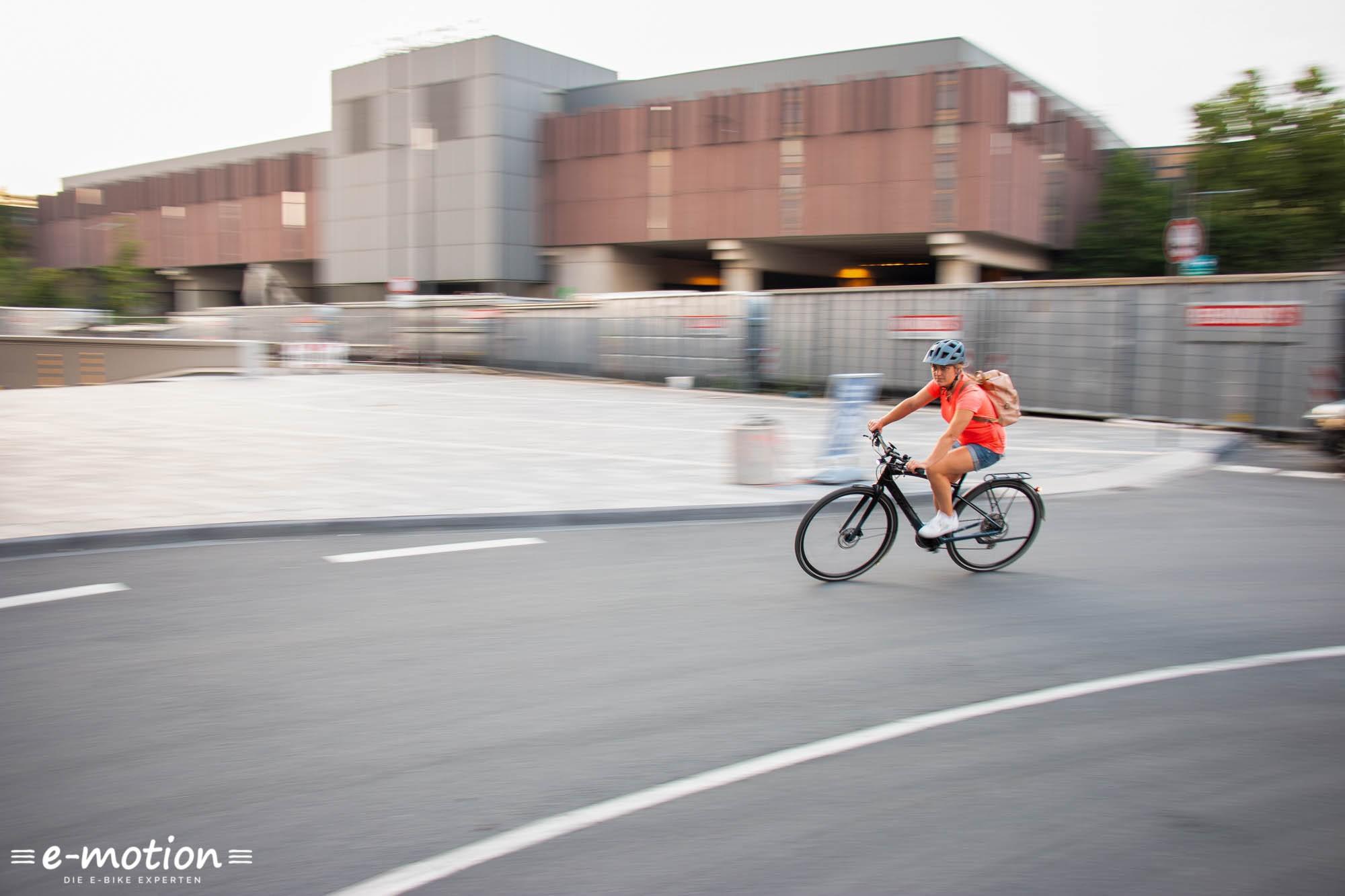 Jenny fährt mit dem Specialized Vado SL die Straße entlang