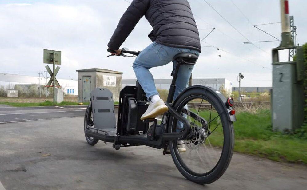 Entdecken Sie das Carqon Flatbed - ein robustes Lastenrad für den flexiblen Transport in der Stadt. Ideal für Ihre
