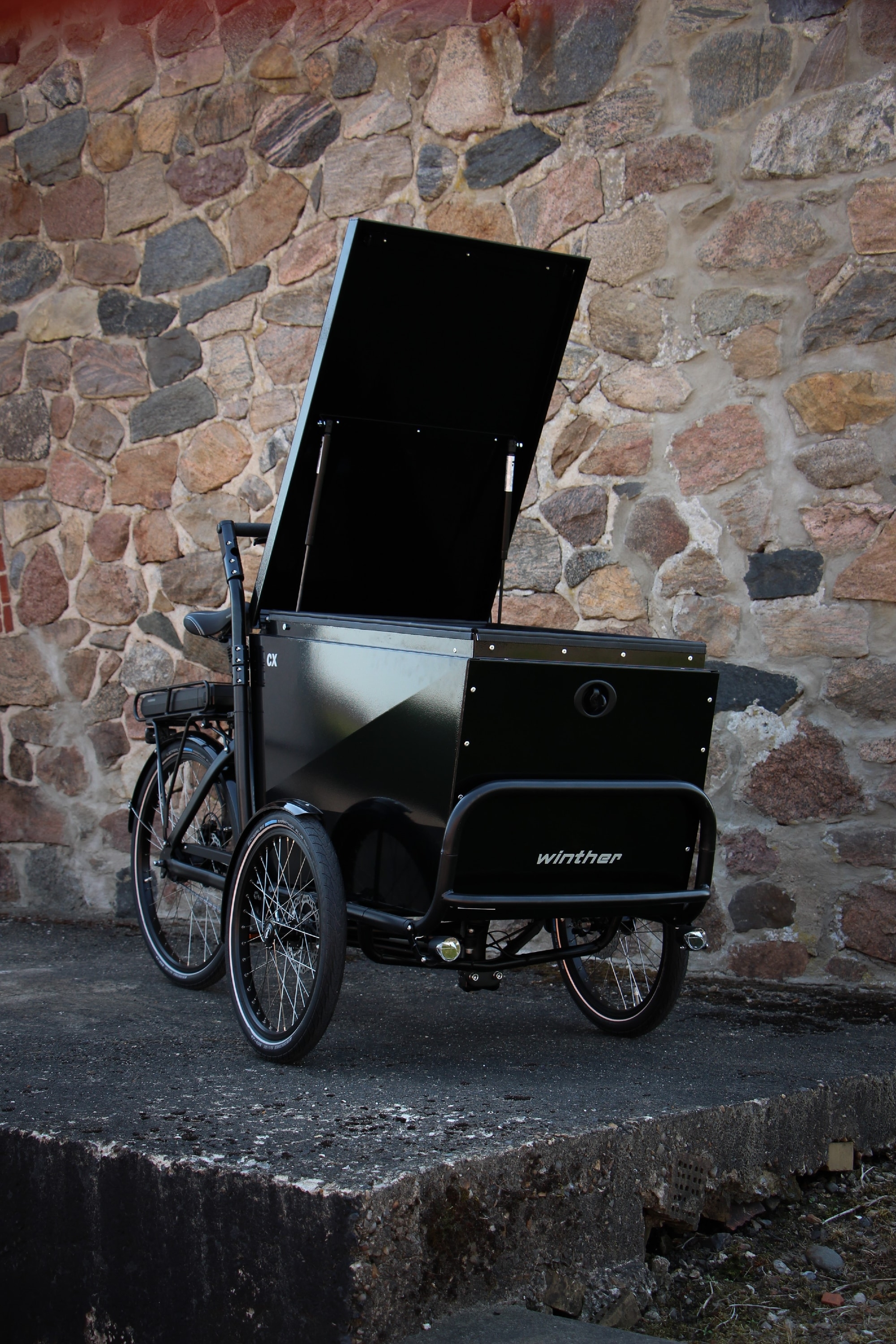 Robustes Winther Cargo-Bike mit E-Antrieb für effiziente Lastenbeförderung. Perfekt für umweltfreundliche Transport