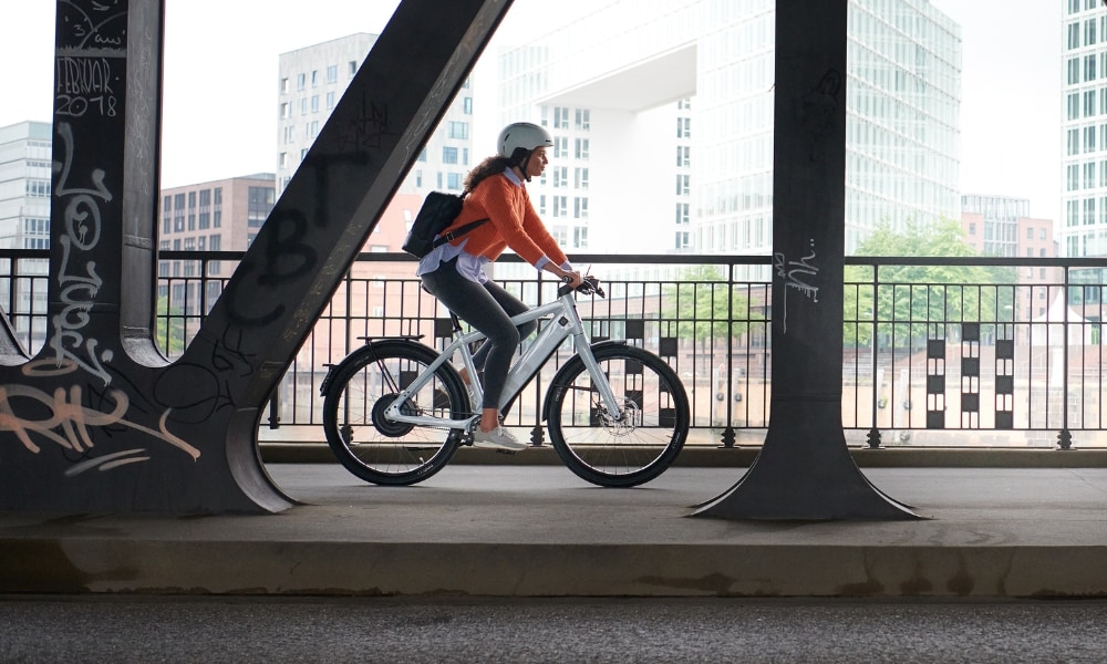 Erleben Sie urbane Mobilität mit diesem modernen S-Pedelec, ideal für den dynamischen Stadtverkehr.