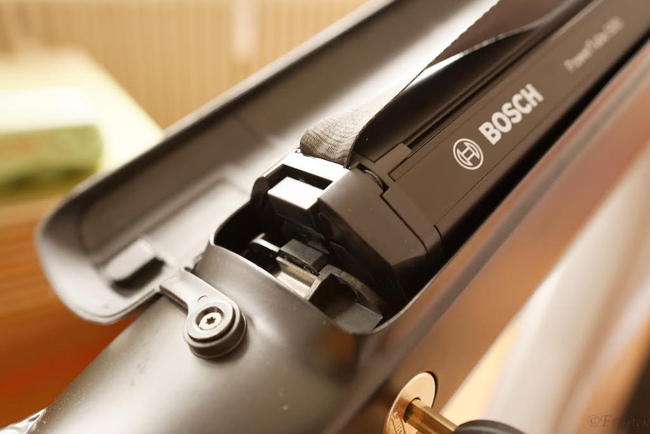 Entdecken Sie den integrierten Bosch PowerTube Akku im Riese & Müller Supercharger für nahtlose E-Bike Leistung und