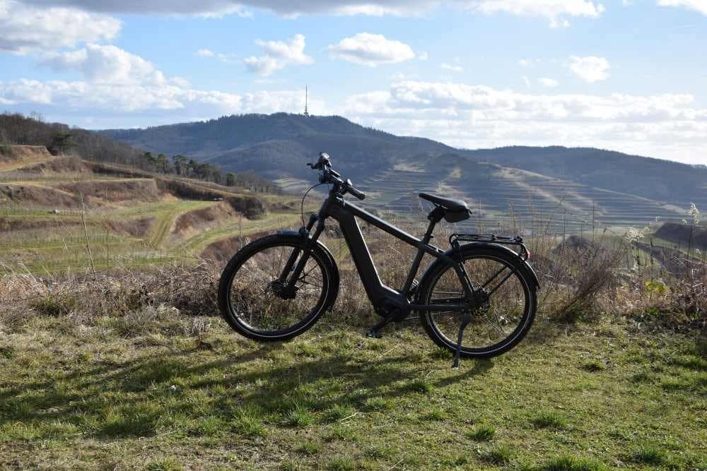 E-Bike Charger GT in malerischer Landschaft mit Hügeln und blauem Himmel