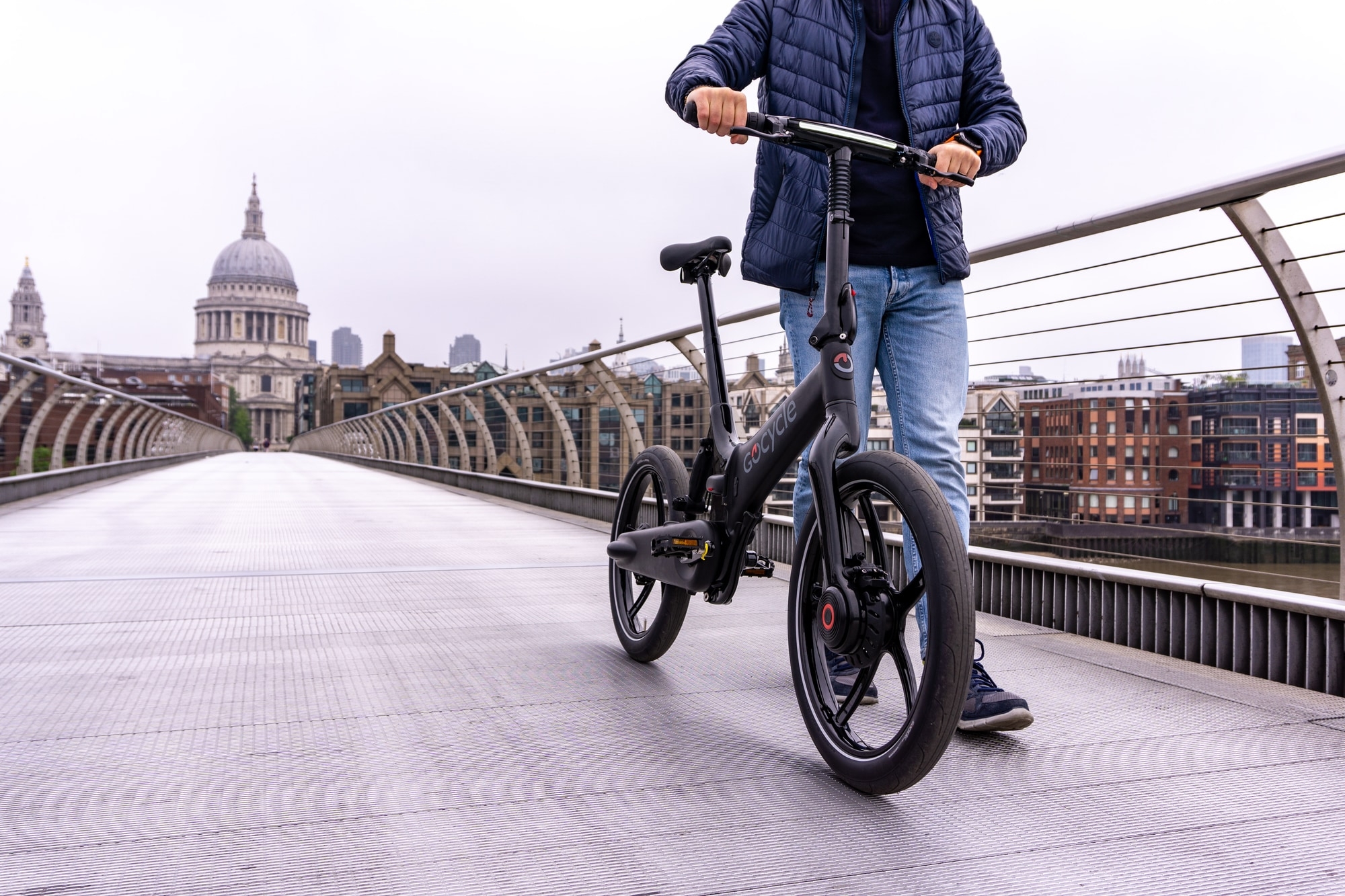 Erleben Sie das Gocycle G4i E-Bike, perfekt für urbane Mobilität, hier auf der ikonischen Millennium Bridge präsent