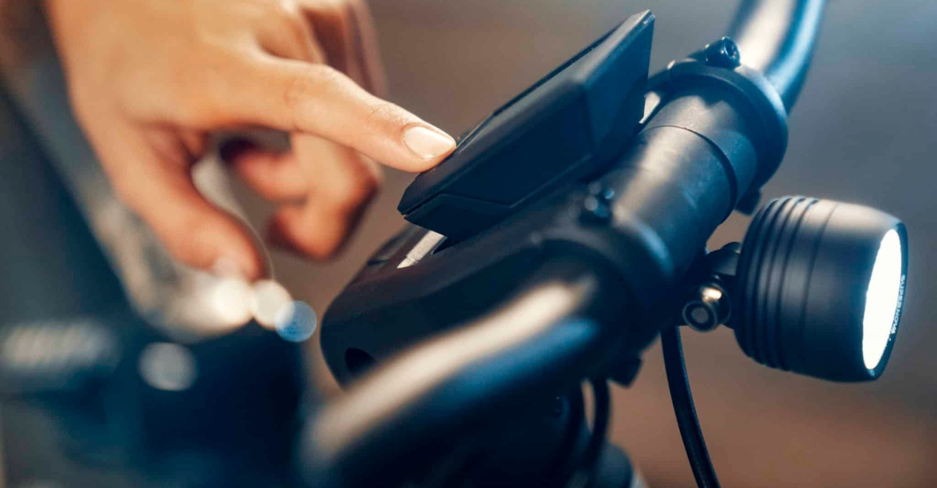 Das Bild zeigt das Display eines Riese und Müller e-Bikes, das am Lenker montiert ist.