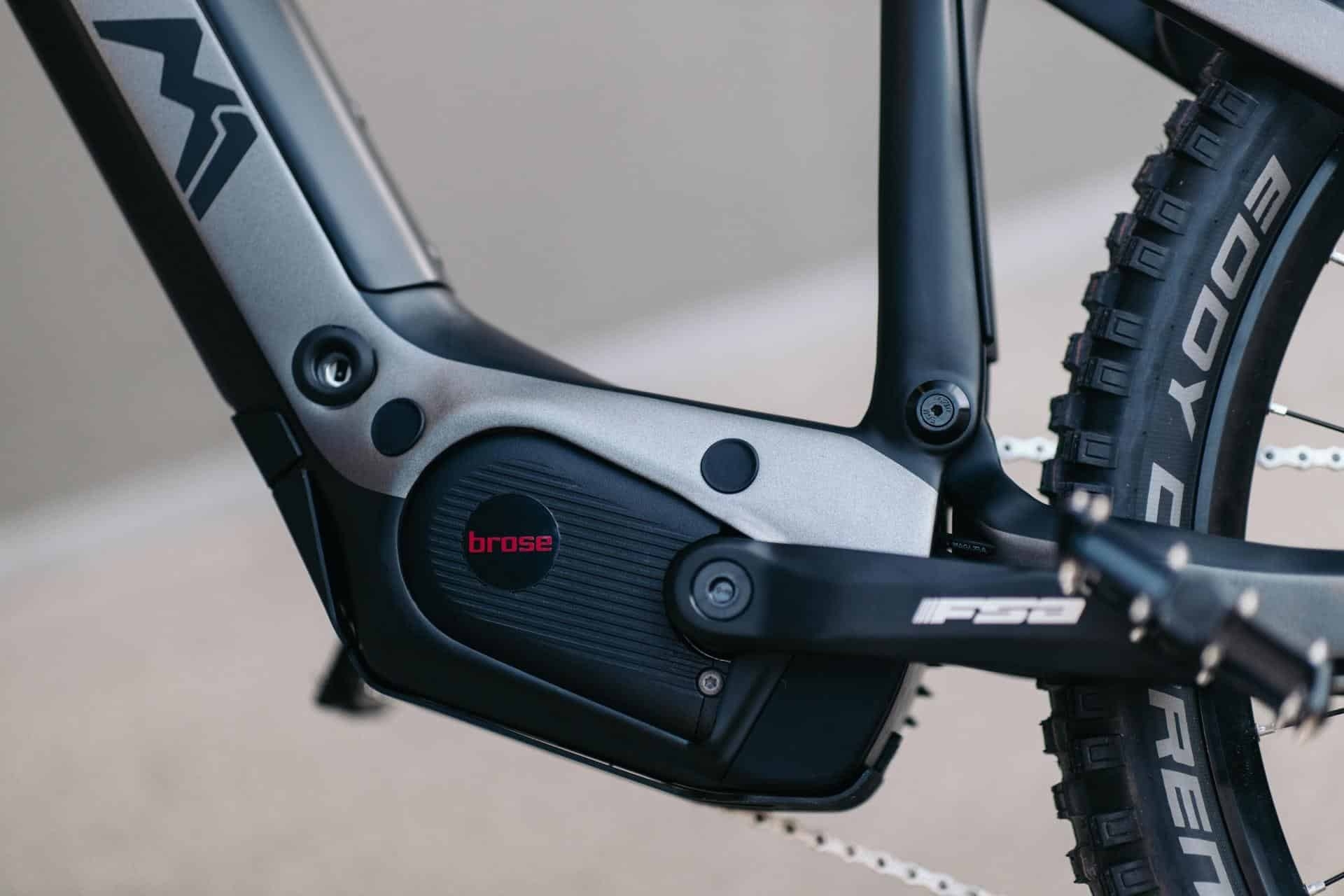Das Bild zeigt einen detaillierten Blick des Antriebssystems eines E-Bikes, dass mit Brose-Motor ausgestattet ist.