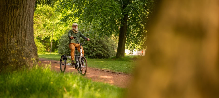 Entdecken Sie das Pfautec Dreirad: Komfortables Fahren im Grünen, ideal für stabilen Fahrspaß im Wald und auf unebe