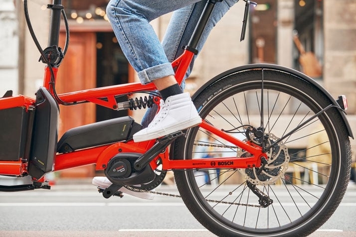 Rotes E-Bike mit Bosch-Motor in urbaner Umgebung