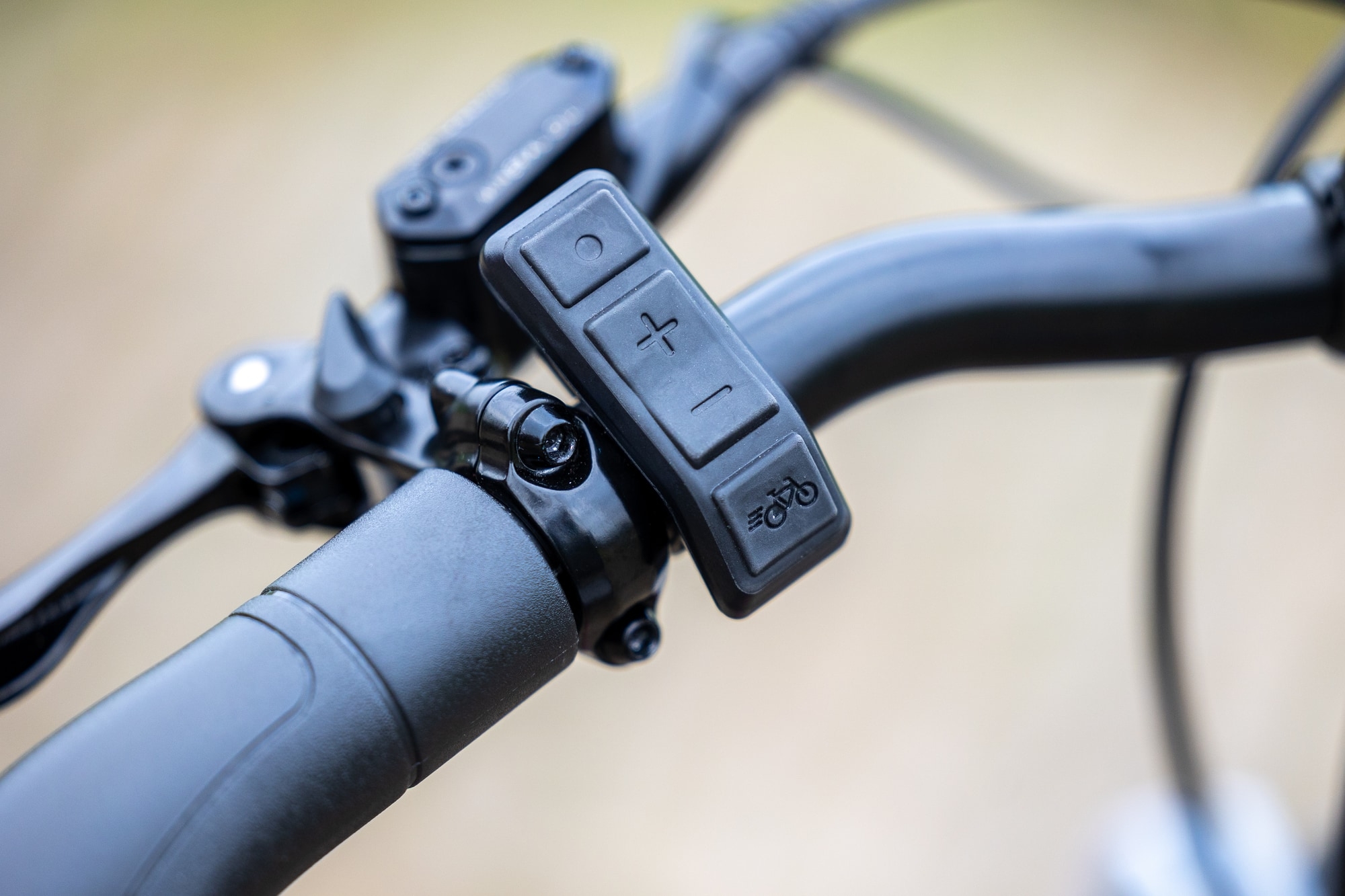 Erleben Sie Kontrolle und Komfort mit der Van Raam Knoppenunit am E-Bike - ideal für reibungslose Fahrsteuerung.