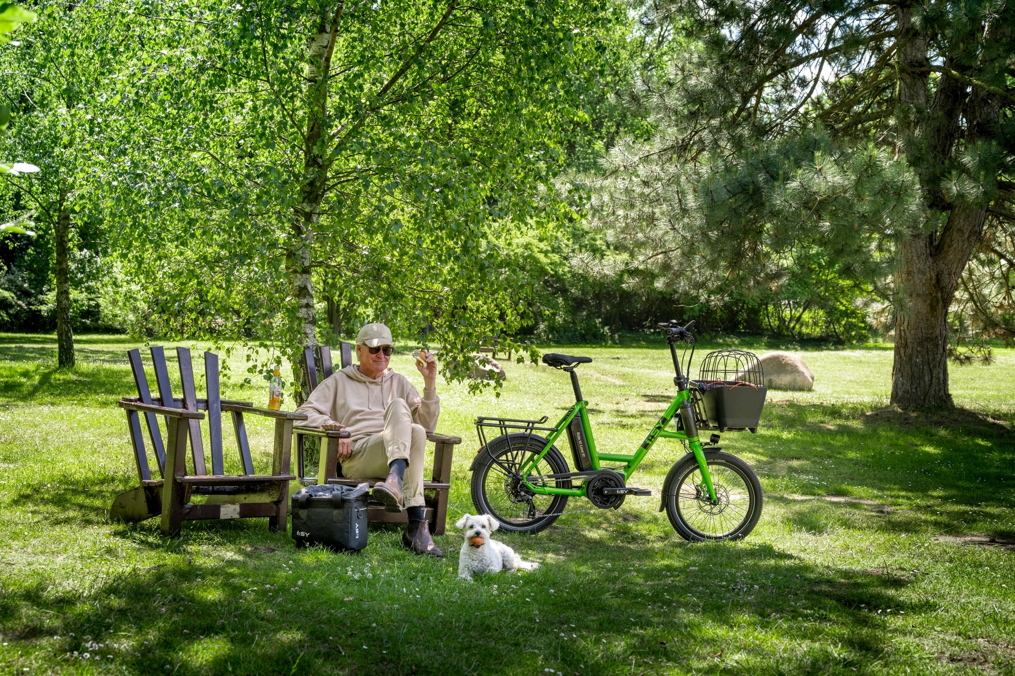 Entdecken Sie das iSY S8 K E-Bike in einer entspannten Parkszene. Perfekt für Ihre nächsten Ausflüge in die Natur.