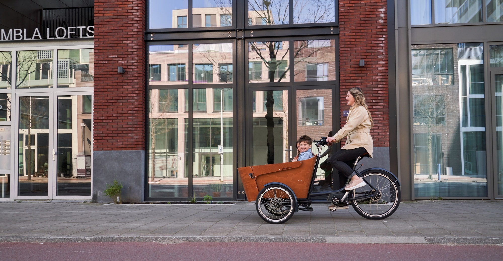 Erleben Sie Mobilität mit dem Babboe Carve Lastenrad, ideal für Familienausflüge