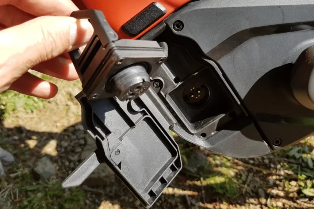 Nahaufnahme einer geöffneten Ladebuchse an einem E-Bike