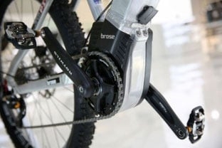 Nahaufnahme eines Brose E-Bike-Motors an einem Mountainbike
