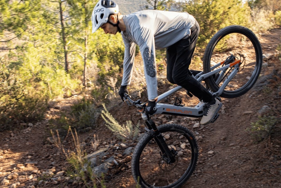 Simplon Rapcon PMAX E-Bike auf einem Waldweg mit Fahrer in Aktion