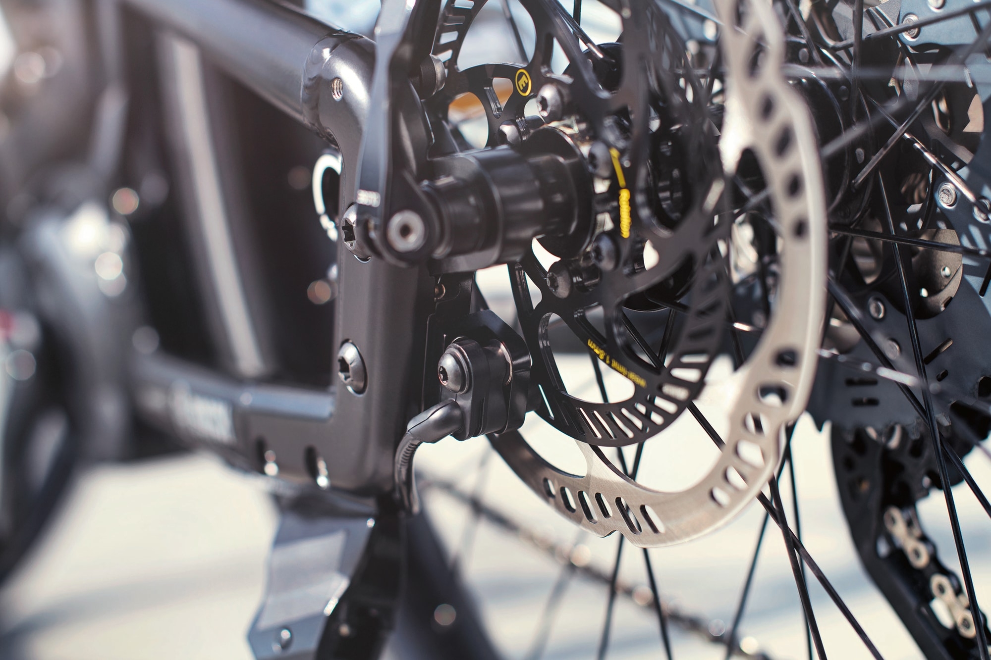 Hochwertige Bosch Sensoren an E-Bike-Rädern überwachen präzise die Fahrgeschwindigkeit für optimale Kontrolle und S