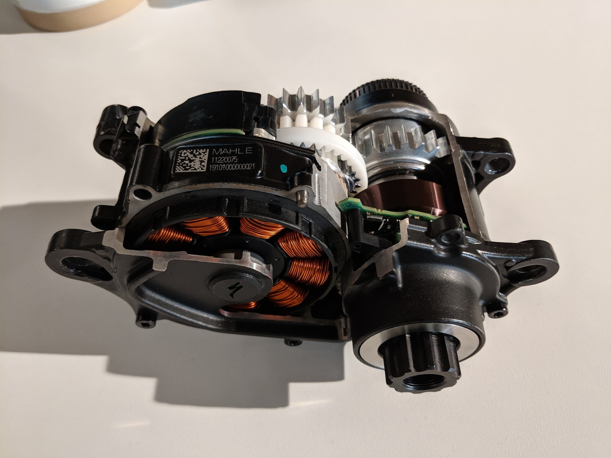 Hochwertiger MAHLE E-Bike Motor, ideal für kraftvolle und effiziente Unterstützung. Perfekt für leistungsstarke Fah