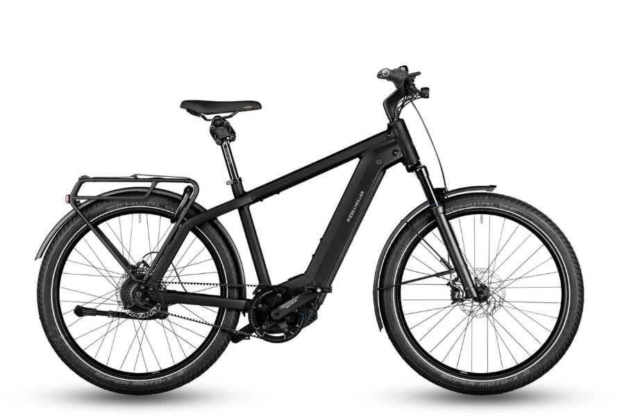 Schwarzes Trekking E-Bike mit Gepäckträger und Scheibenbremsen