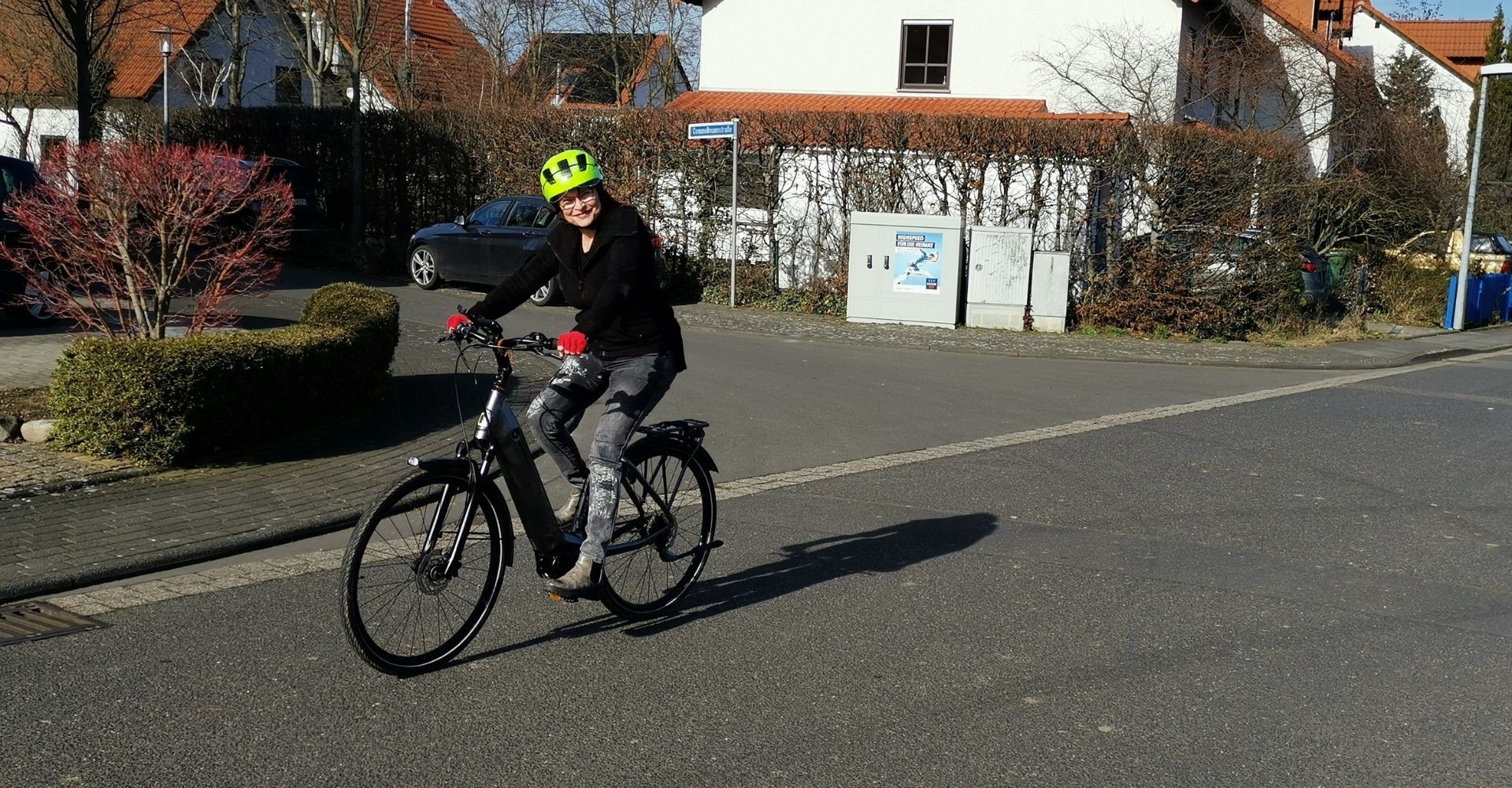 Eine Frau sitzt auf dem Giant Dailytour E+ und fährt die Straße entlang