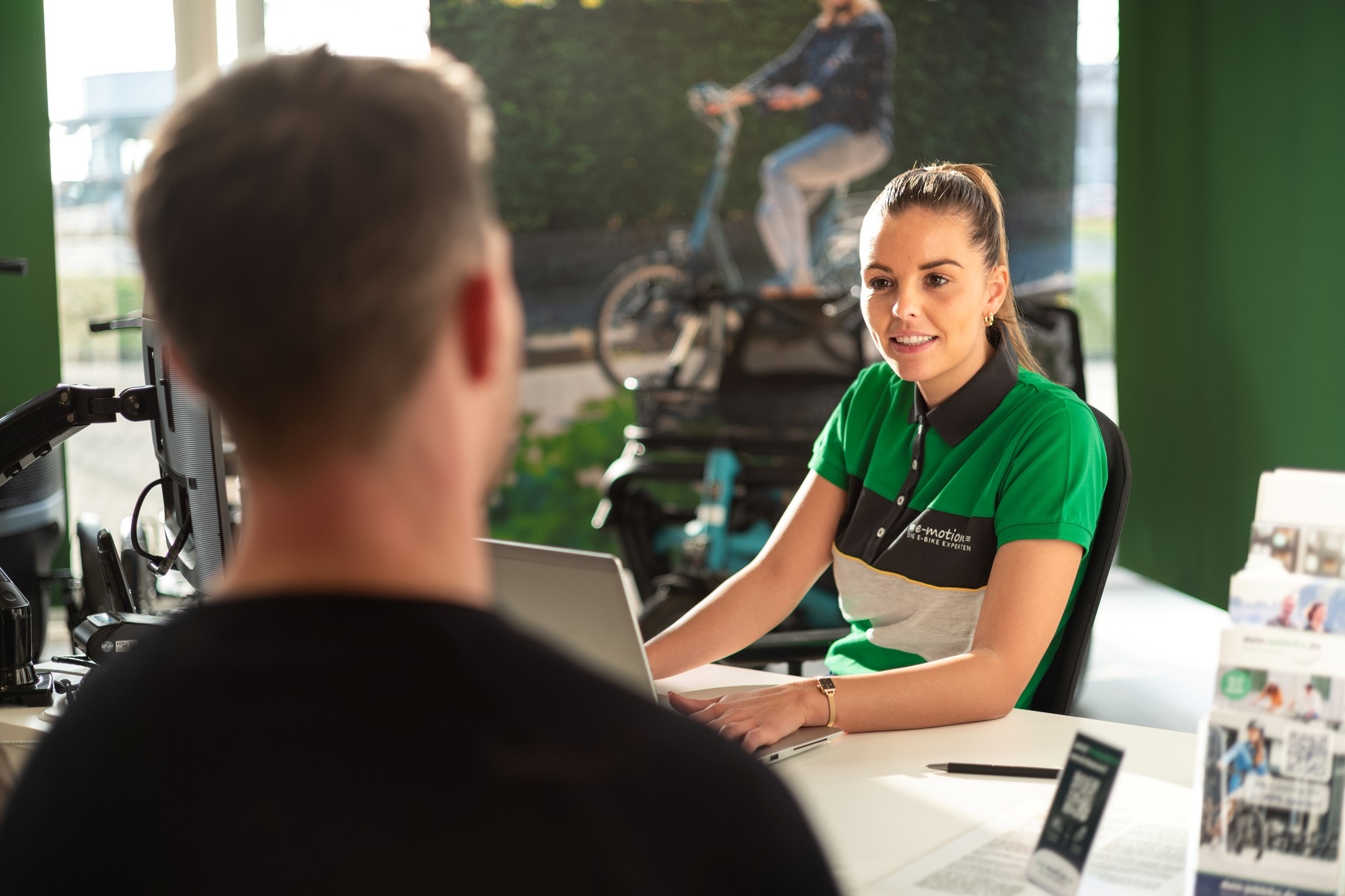 Das Bild zeigt eine Beratung in einem e-motion e-Bikes Store.