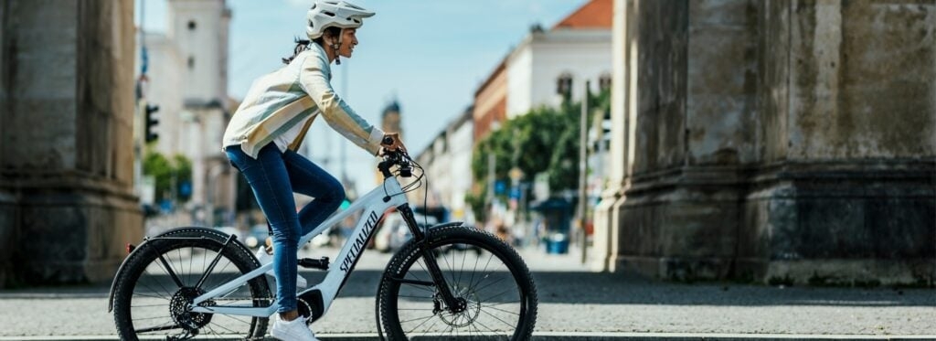 Frau auf Specialized E-Bike in städtischer Umgebung