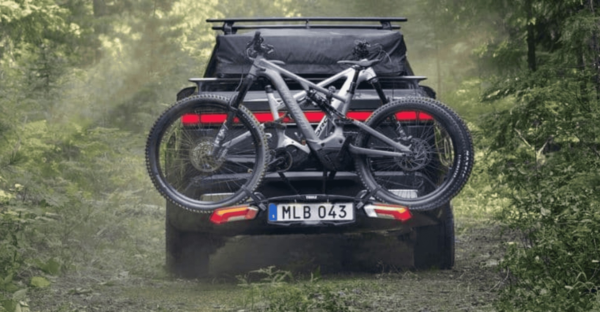 Zwei Specialized Räder auf dem Thule Heckträger eines Autos