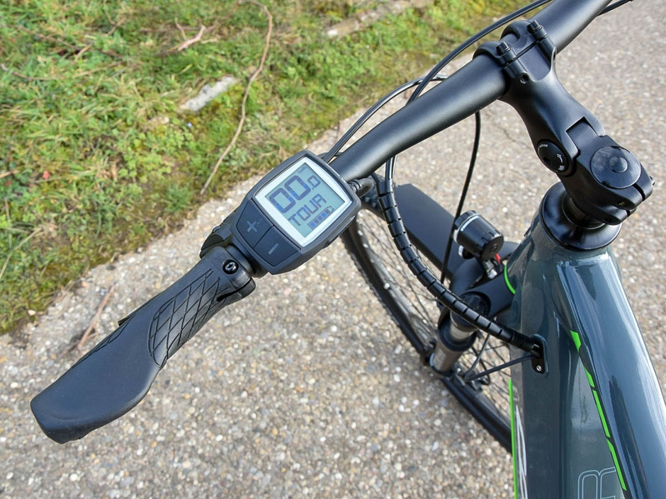 Das Bosch Purion Display, montiert an einem E-Bike-Lenker, bietet einfache Bedienung und klare Anzeige von Fahrinfo