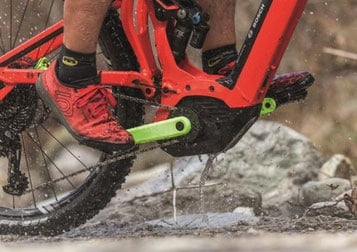E-Bike mit kürzeren Kurbeln am Bosch Performance CX Motor auf nassem Gelände