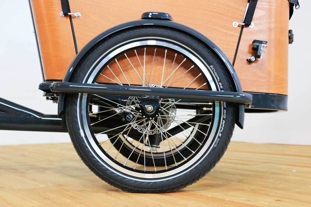 Nahaufnahme der Transportbox und des Reifens des Babboe Go Mountain Lastenrads