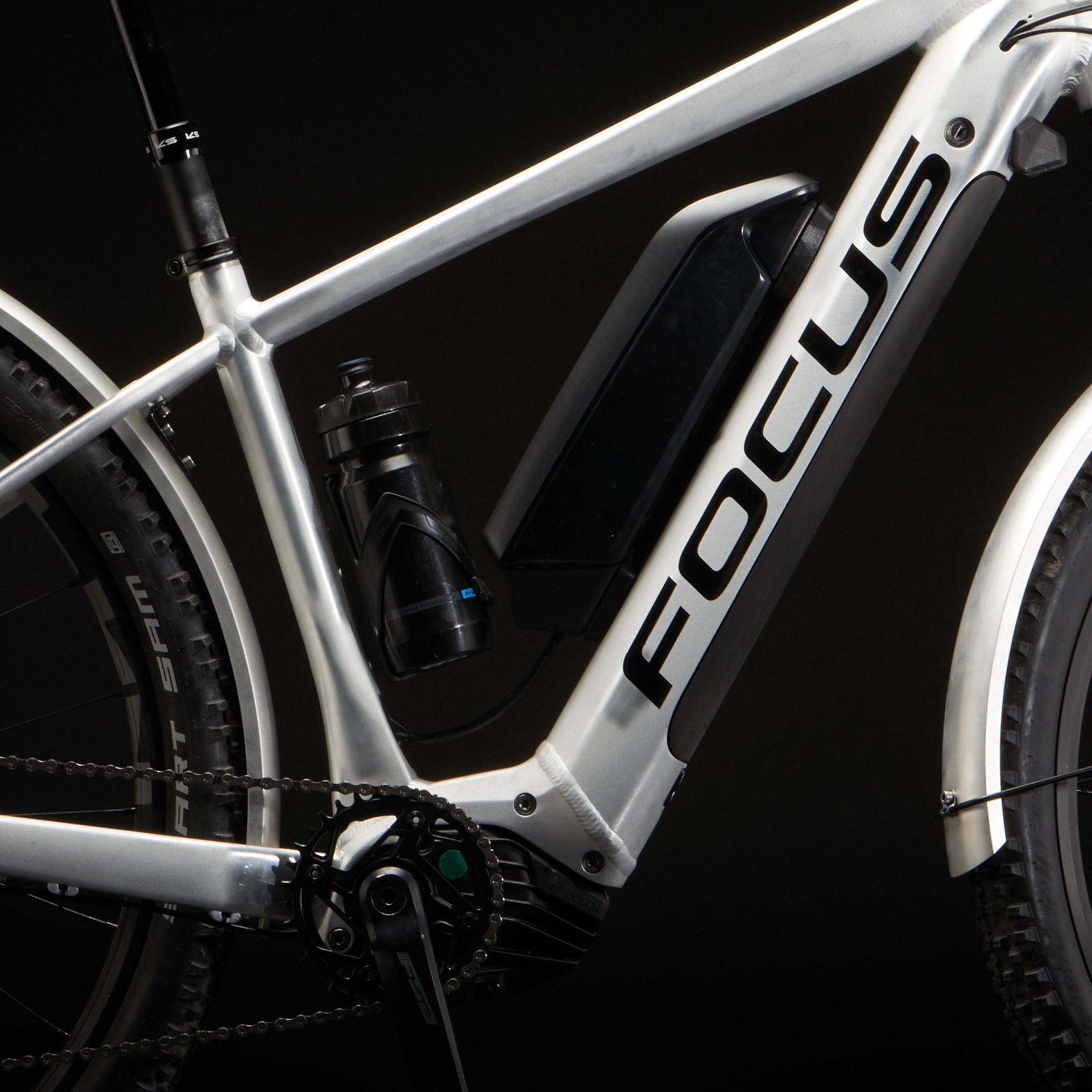 Entdecken Sie das FOCUS E-Bike Jarifa2/Aventura2. Zu sehen ist ein montierter externen Akku für optimale Reichweite