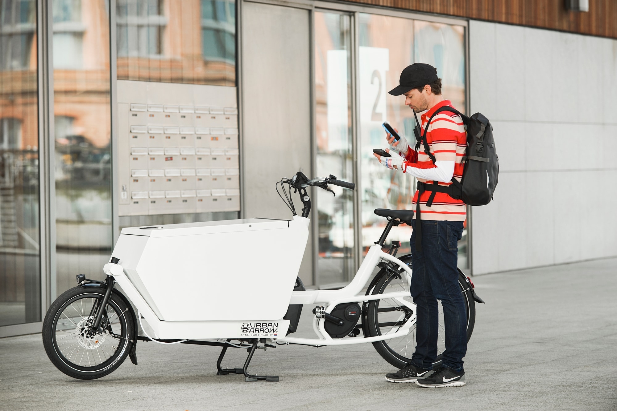 Entdecken Sie das Urban Arrow Lastenrad, ideal für umweltfreundliche Transporte in der Stadt. Robustes Design und h